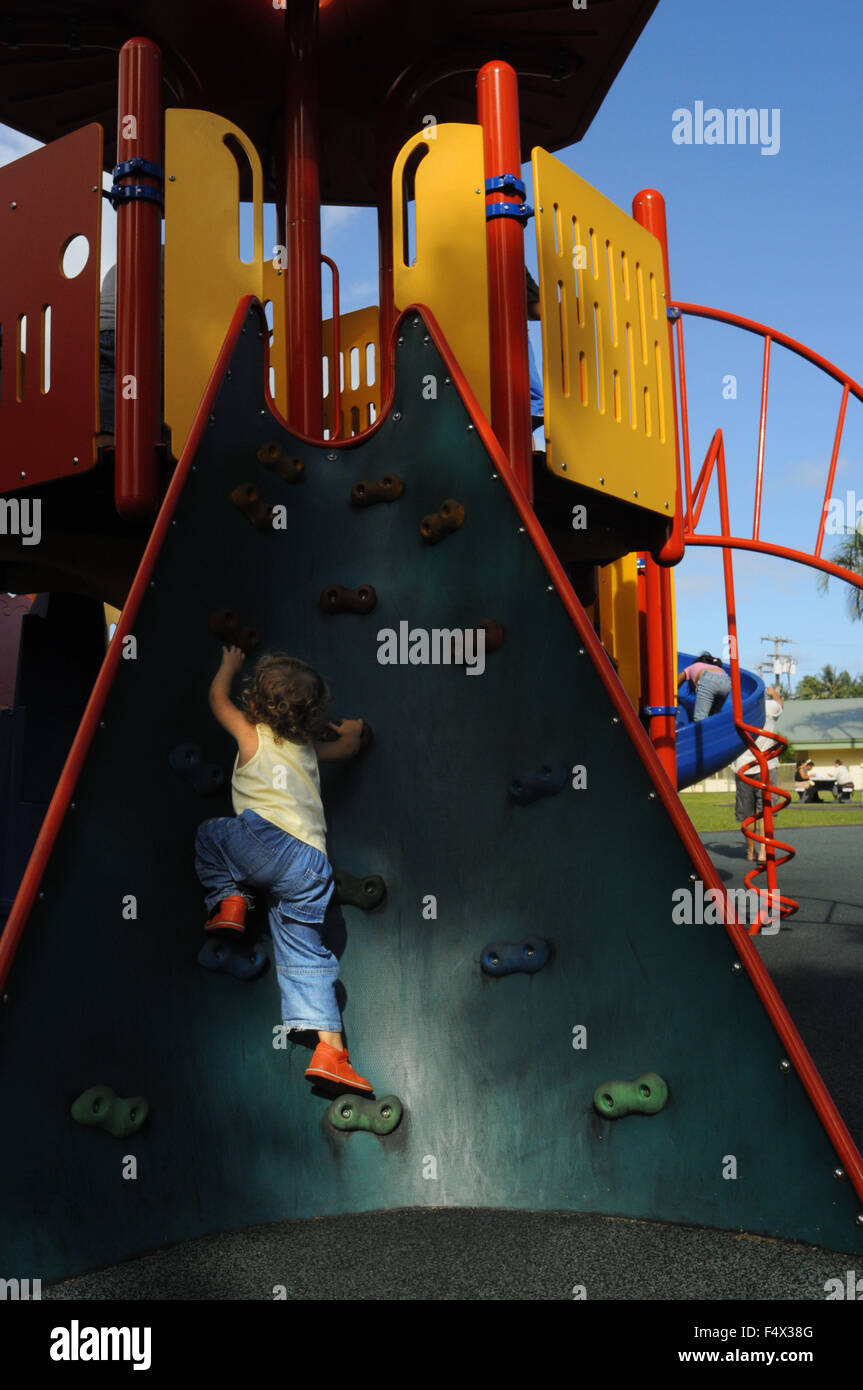 Bambini che giocano in un neonato parete di arrampicata. Big Island delle Hawaii. Foto Stock
