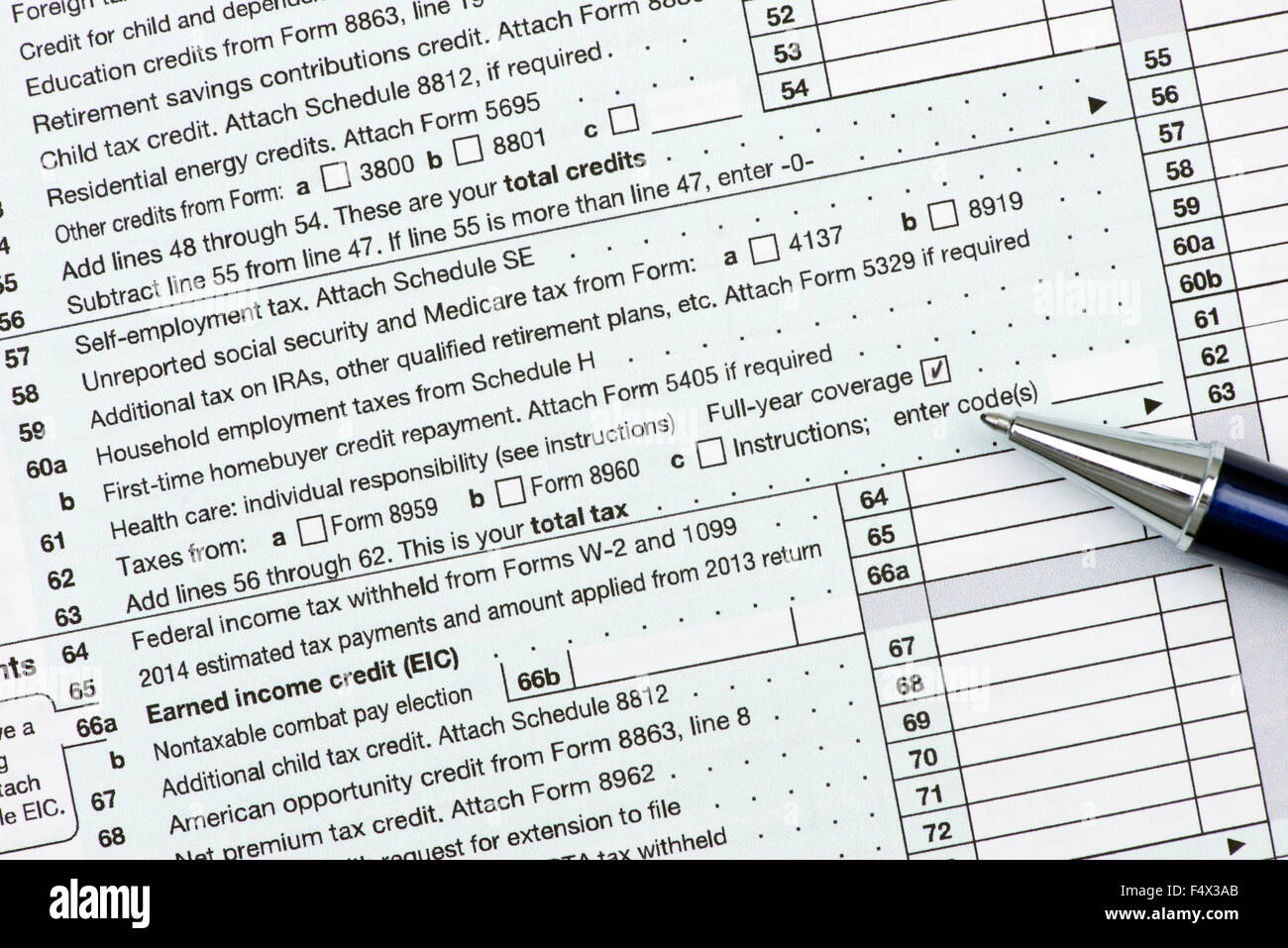 La linea 61 su di noi le imposte sul reddito forma 1040 con verifica copertura sanitaria box. Foto Stock
