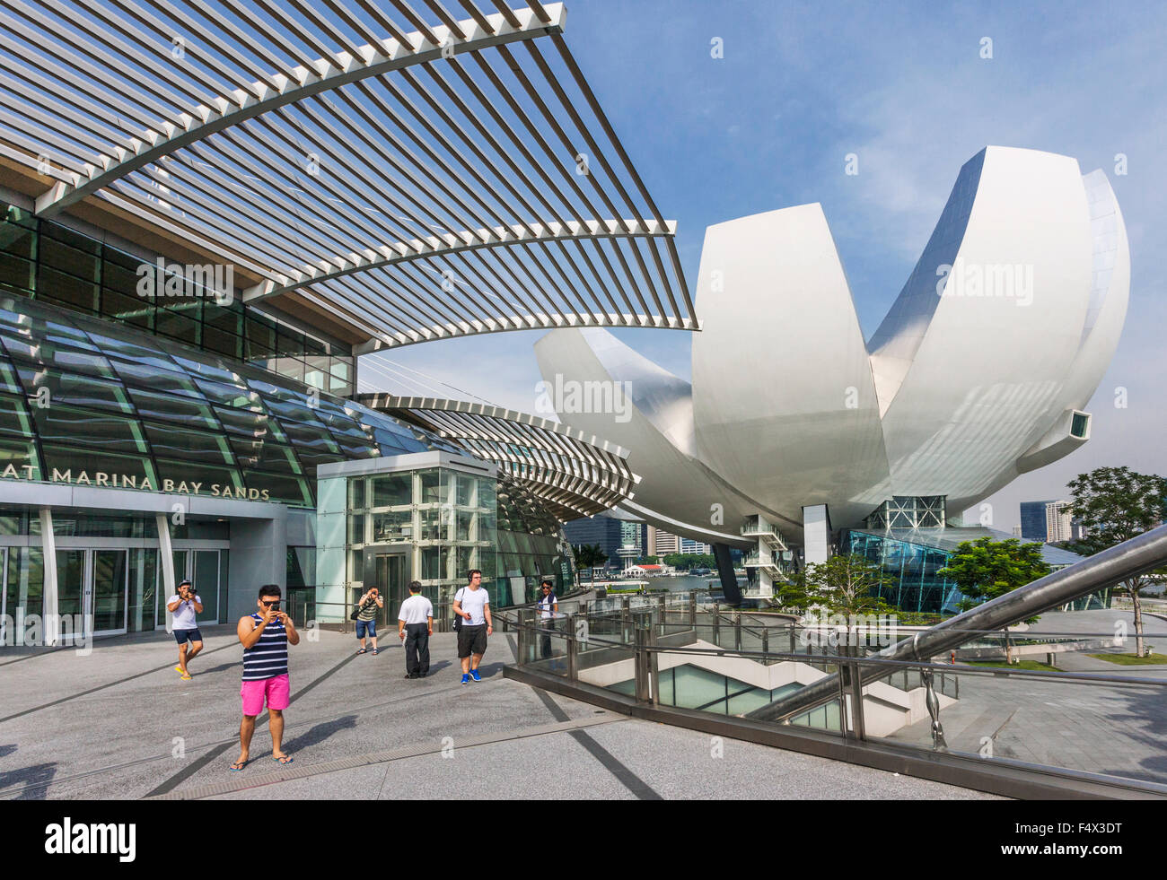A Singapore, in vista dello stato della tecnica il Museo della Scienza e l'ingresso al Shoppes at Marina Bay Sands Foto Stock