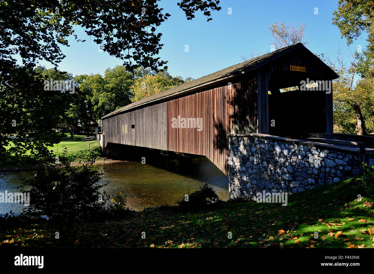 Tomaia Leacock Township , Pennsylvania: Hunsecker strada coperta ponte sopra il fiume Conestoga Foto Stock