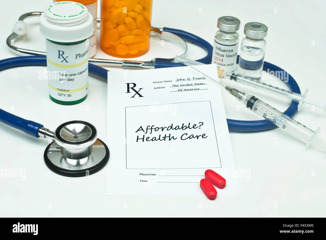 Abbordabili di assistenza sanitaria prescrizione con forniture mediche, uno stetoscopio e la prescrizione di bottiglie. Foto Stock