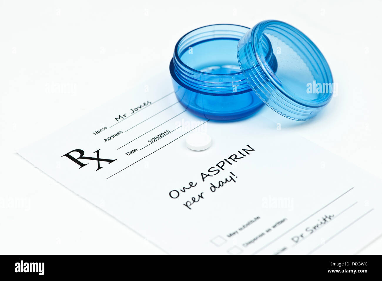 Aspirina quotidiana compressa con contenitore blu e prescrizione. Foto Stock