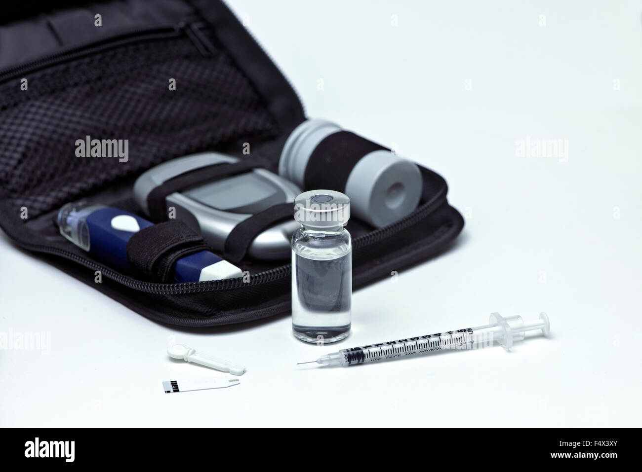 Flaconcino insulina, siringa, Lancet, striscia diabetici e kit da viaggio  caso Foto stock - Alamy