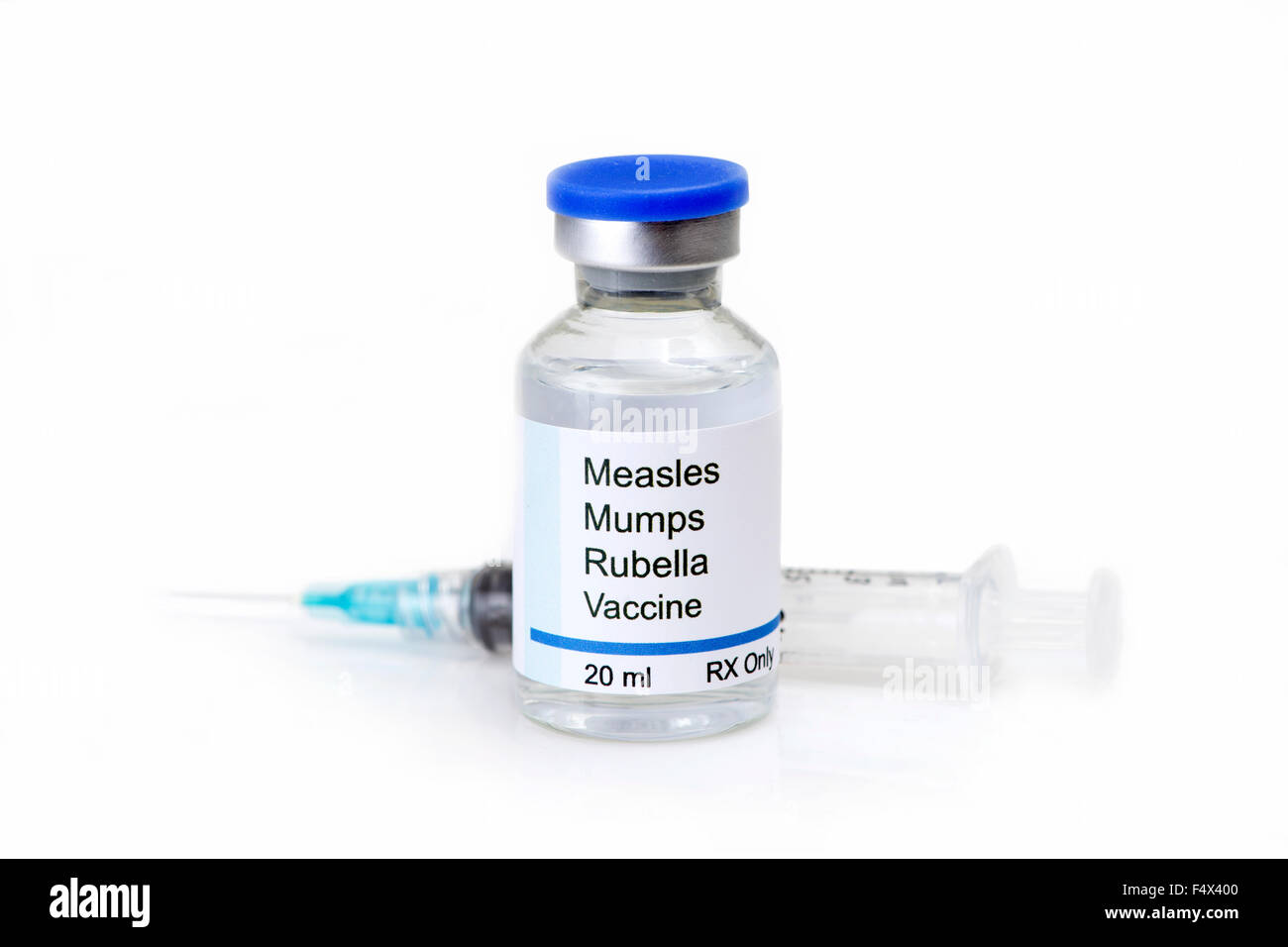 Morbillo, rosolia e parotite, virus vaccino e siringa su sfondo bianco. Foto Stock