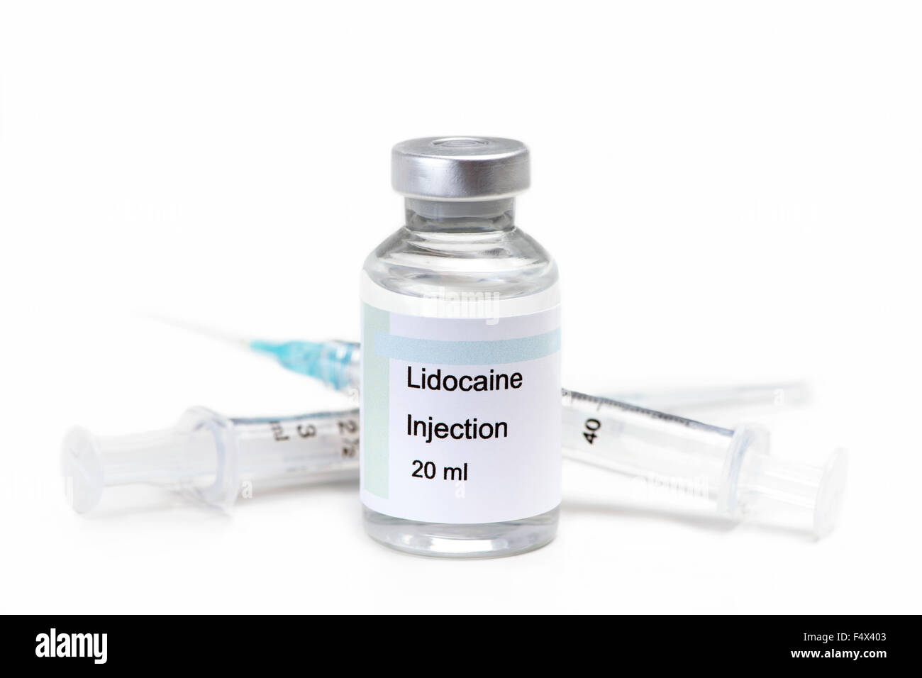 Flaconcino di vetro di lidocaina soluzione di iniezione con siringa sul bianco. Foto Stock