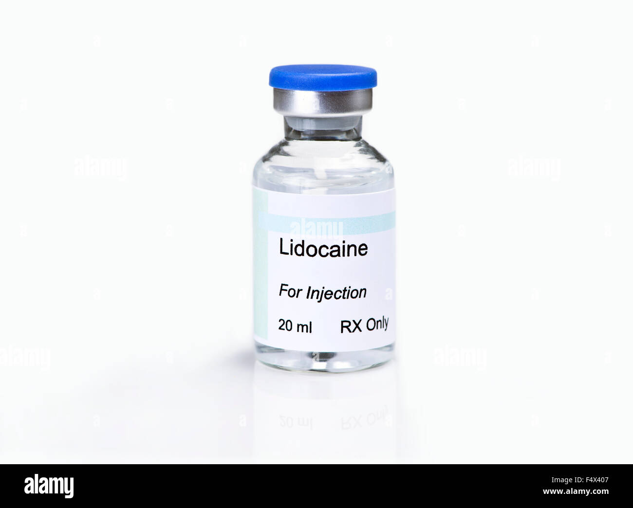 Flaconcino di vetro di lidocaina soluzione di iniezione con su sfondo bianco. Etichetta è fittizia. Foto Stock