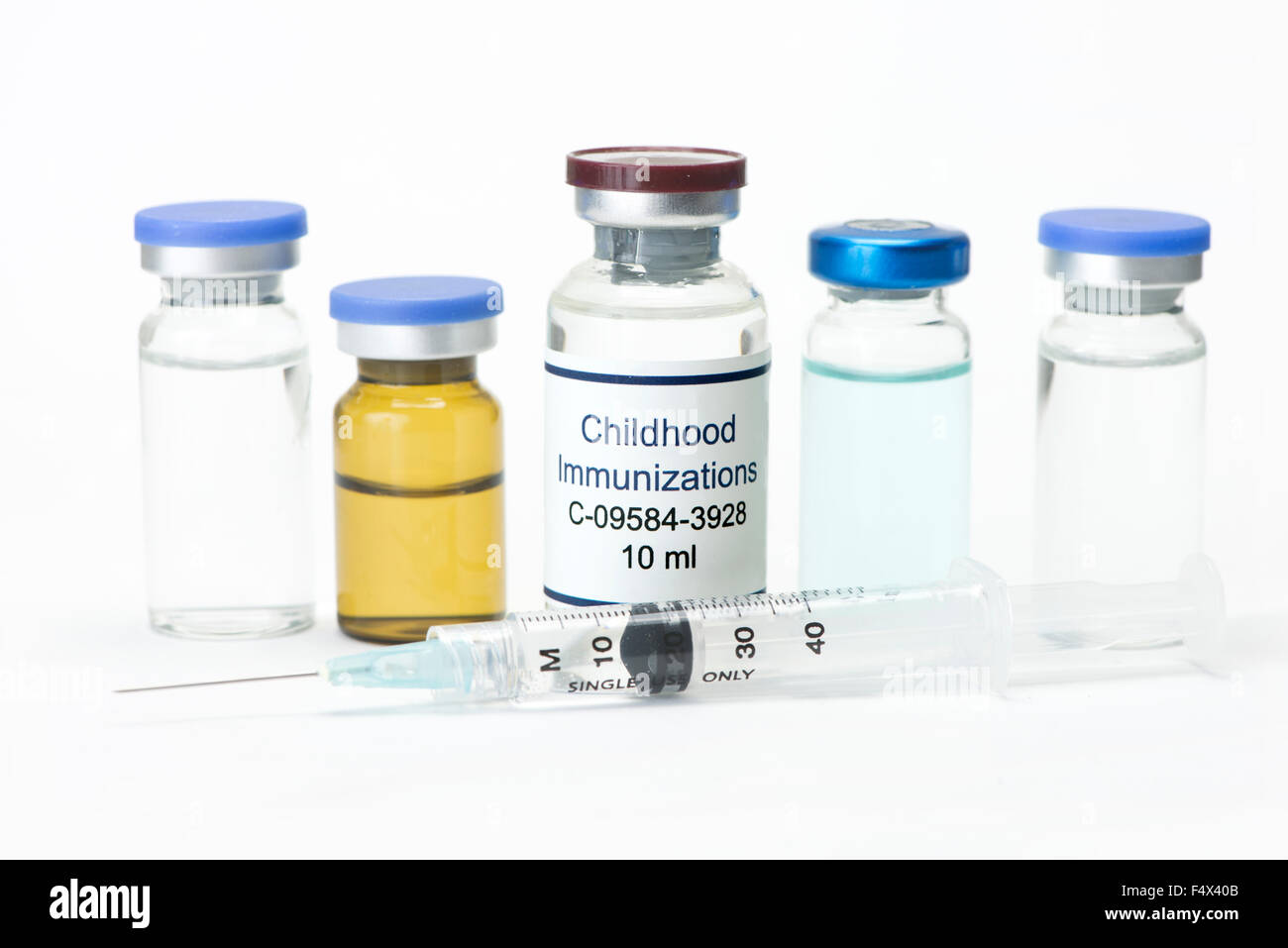 Infanzia vaccino con vari flaconcini e siringa. Etichetta è fittizio e non presenta alcuna somiglianza con qualsiasi prodotto effettivo. Foto Stock