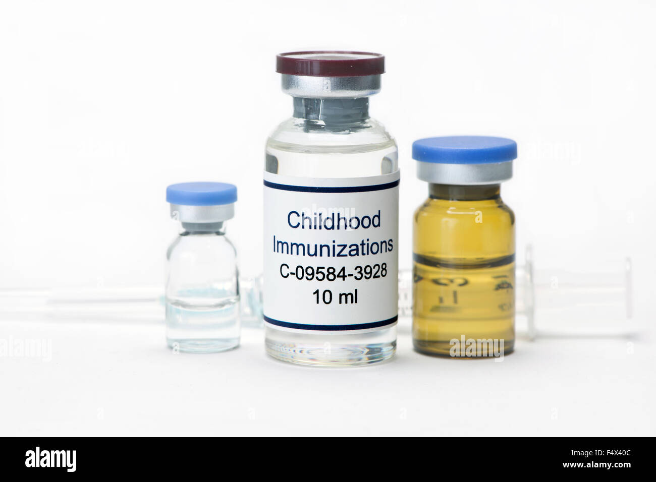 Infanzia vaccino con vari flaconcini e siringa. Etichetta è fittizio e non presenta alcuna somiglianza con qualsiasi prodotto effettivo. Foto Stock