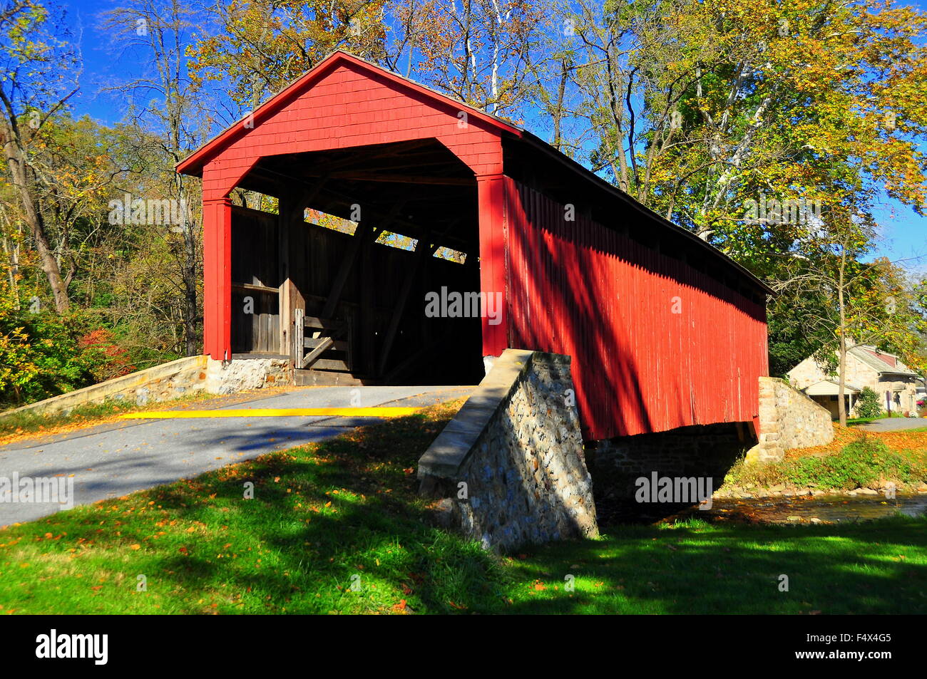Goodville, Pennsylvania campata singola, doppia bavatura arch truss 1859 fucina piscina coperta ponte sopra il fiume Conestoga * Foto Stock