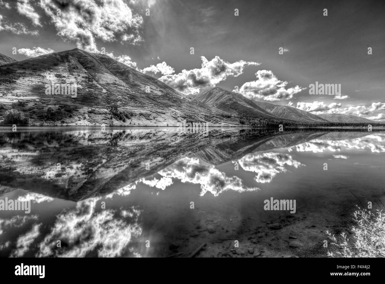Alaska montagne e nuvole riflettono in acqua lungo la Seward Highway in estate | Chugach Mountain Range riflettente nel Vertice Lago / Penisola di Kenai Foto Stock
