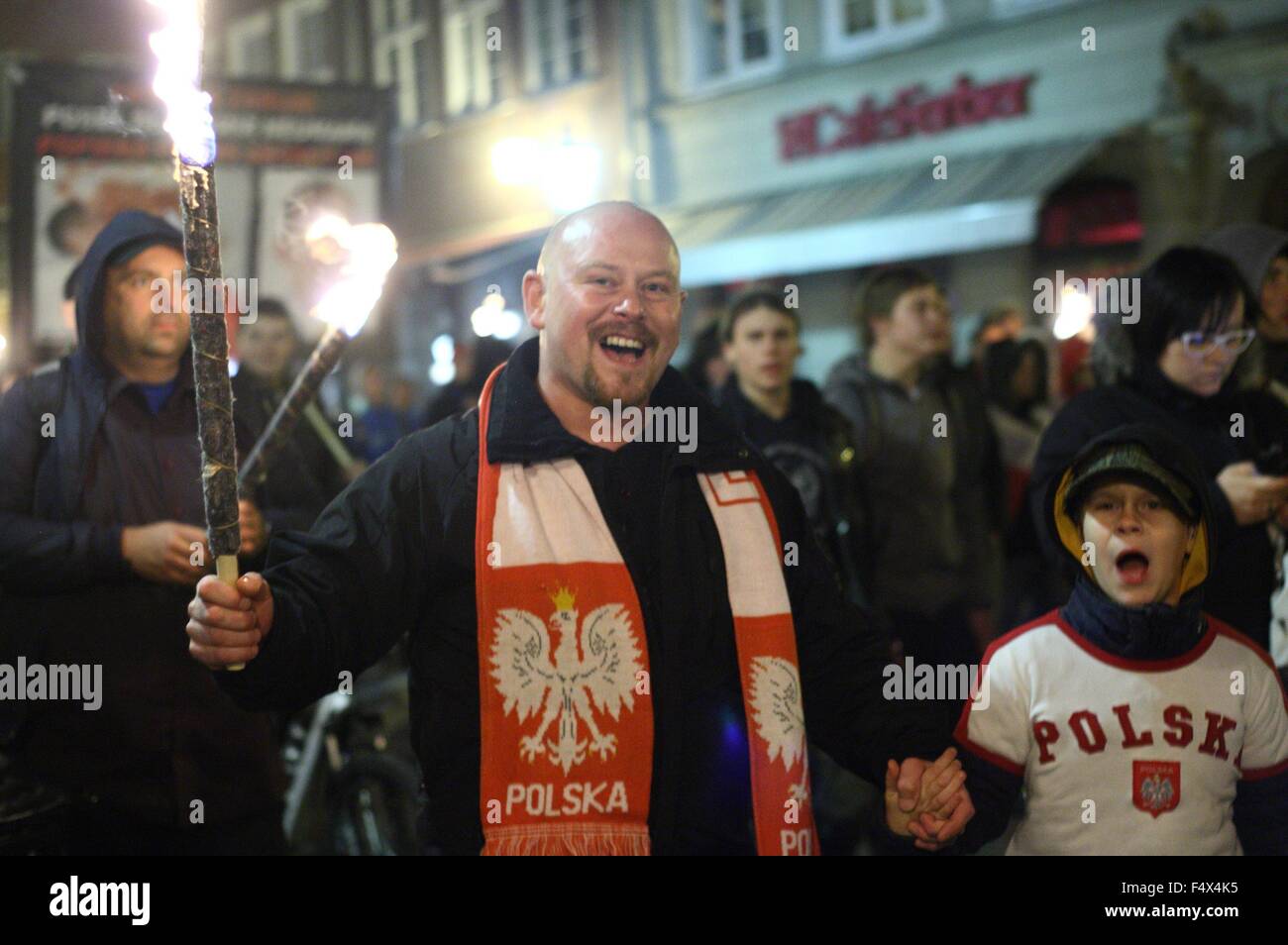 Gdansk, Polonia 23rd, Ott. 2015 anti-immigrati e anti-musulmani marzo svoltasi a Danzica. Estrema destra attivisti da ONR e Mlodziez Wszechpolska organizzazioni gridato slogan razzista e tenere le torce Credito: Michal Fludra/Alamy Live News Foto Stock