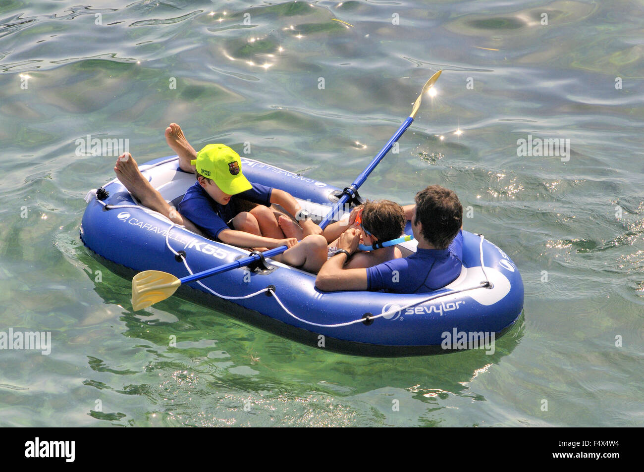 Gita in barca su un gommone. Cala Roques piani Sant Antoni de Calonge, Costa Brava, Baix Empordà, Girona, Catalogna. Spagna. Foto Stock