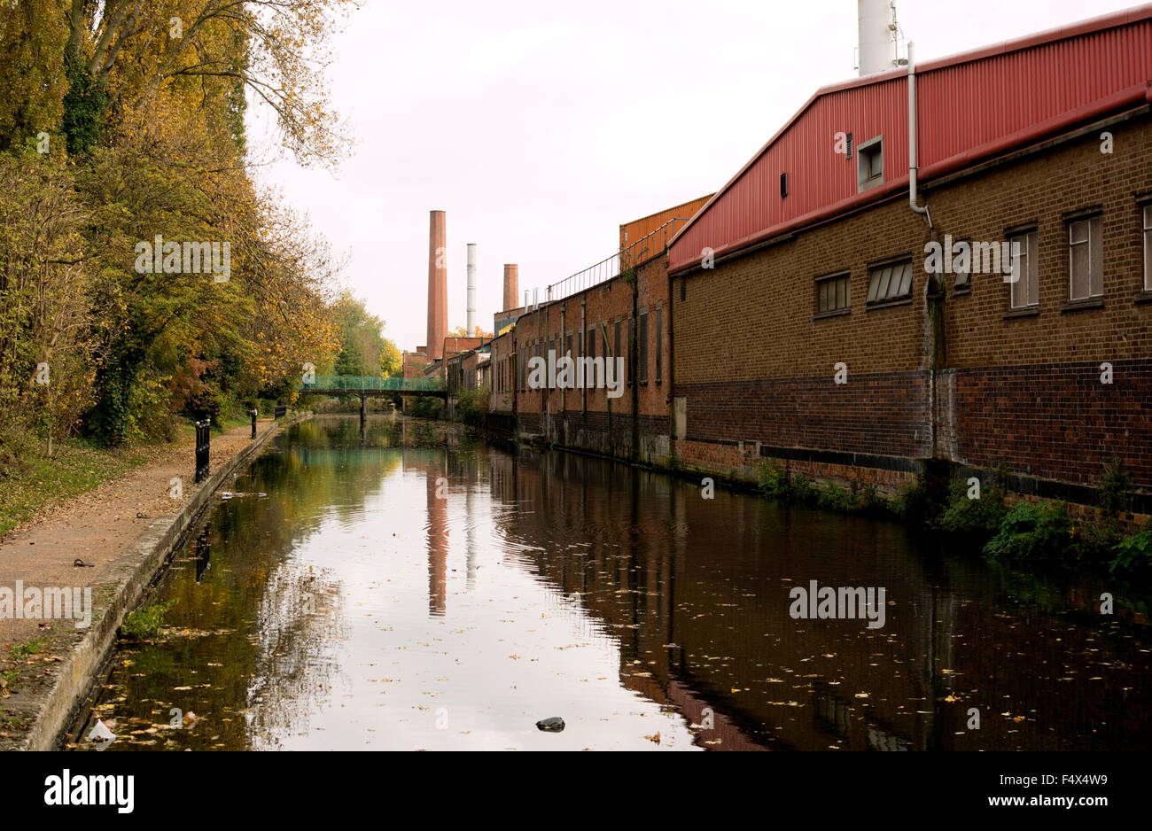 L'industria accanto al Grand Union Canal, Leicester, Leicestershire, England, Regno Unito Foto Stock