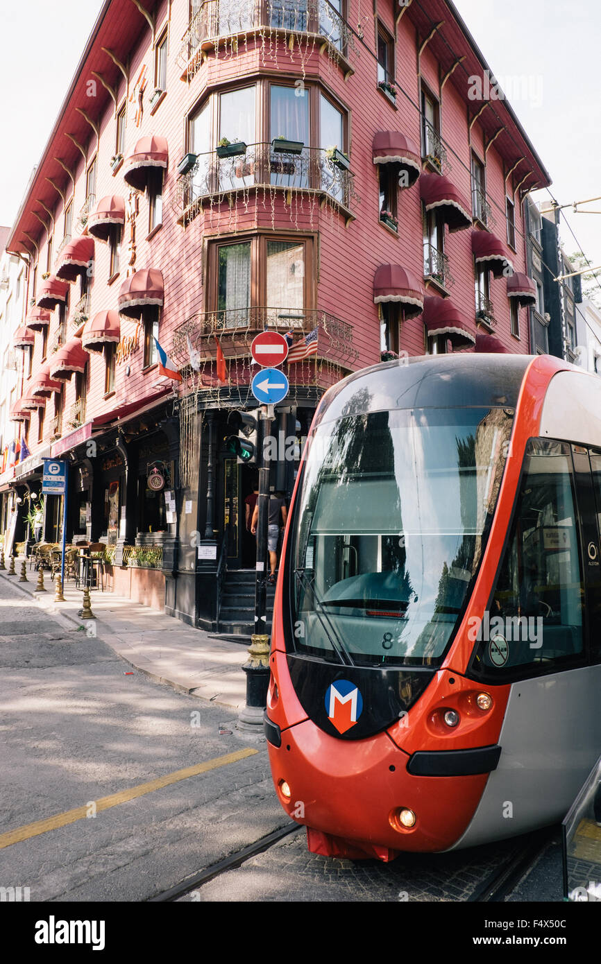 Trolley car sul fermo su un angolo lungo una strada di Istanbul in Turchia, Foto Stock
