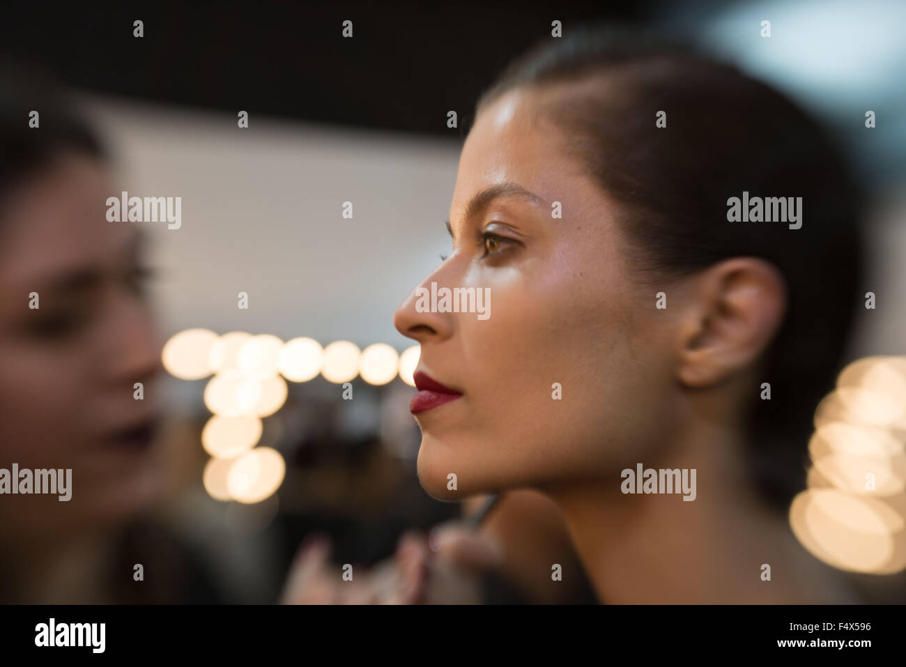 Ottobre 22, 2015 - SÃ£O Paulo, SÃ£o Paulo, Brasile - Modello backstage durante SÃ£o Paulo Fashion Week, al Parco Ibirapuera, SÃ£o Paulo. (Credito Immagine: © Alexandre Moreira via ZUMA filo) Foto Stock