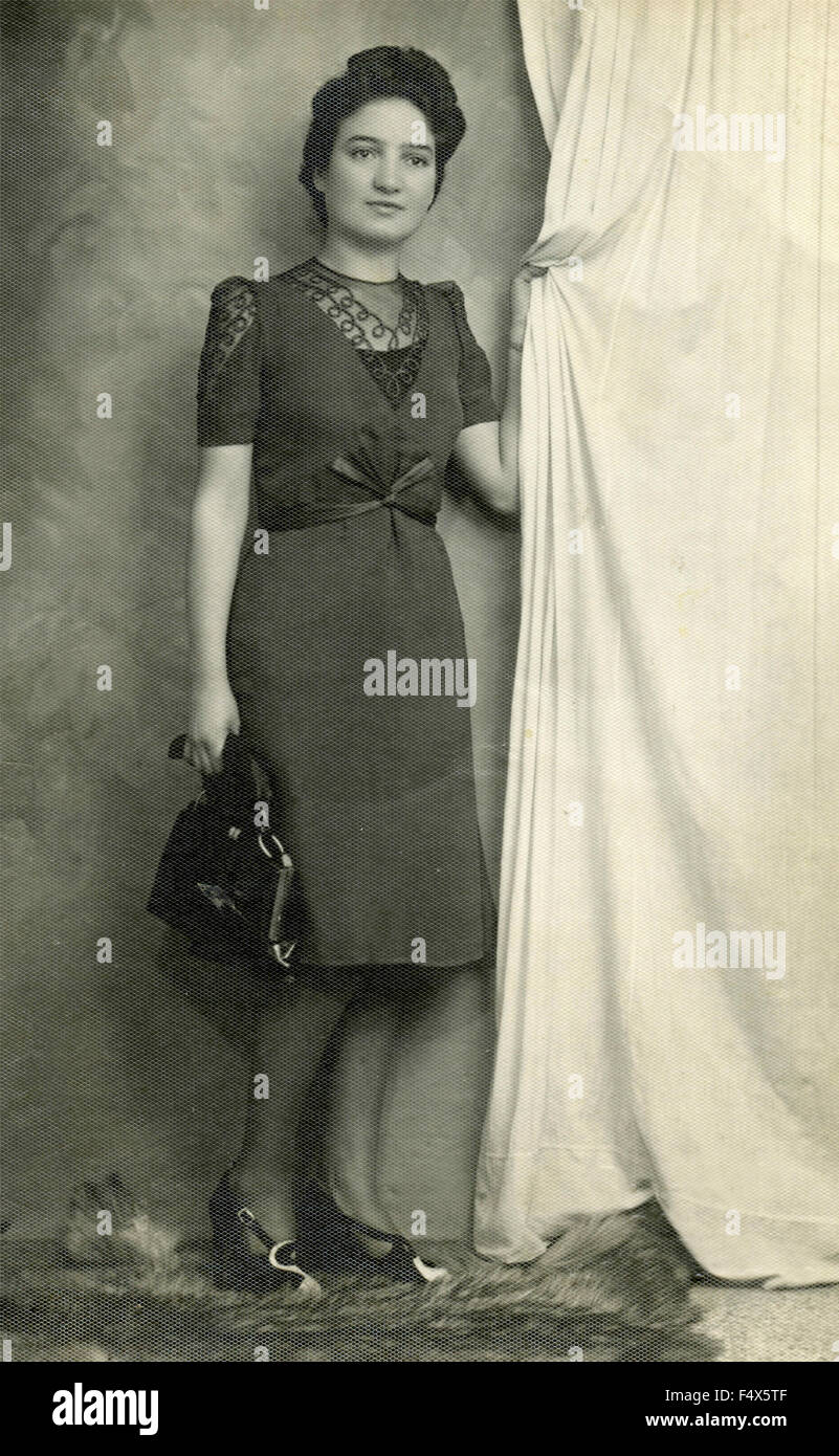 Ritratto di una donna con un abito al di sotto del ginocchio e borsetta, Italia Foto Stock