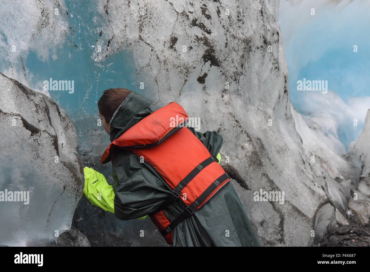 Un ragazzo su una crociera in Alaska escursione bevande acqua ghiacciata caduta ghiacciaio Davidson vicino a Skagway Alaska | passaggio interno - Lynn Canal - Haines AK Foto Stock
