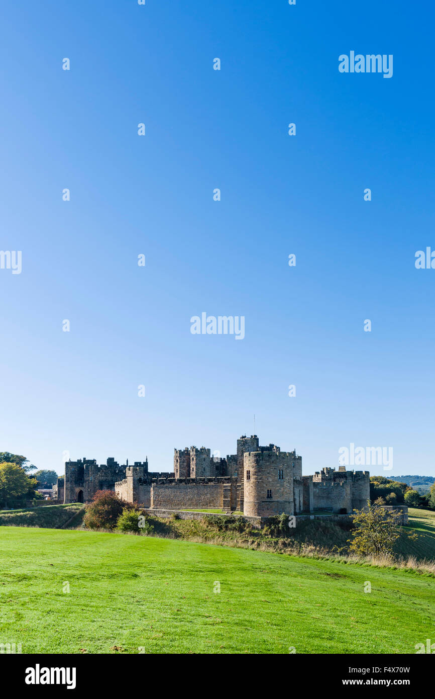 Alnwick Castle in autunno sunshine, Alnwick, Northumberland, England, Regno Unito Foto Stock