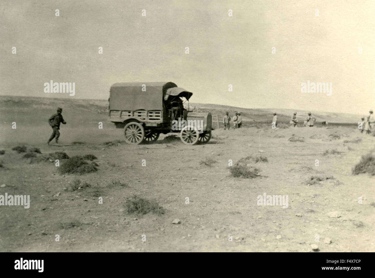 Un esercito camion vicino le truppe scavando trincee Foto Stock