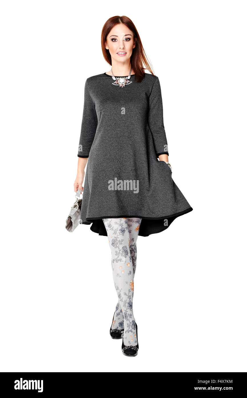 Lunghezza completa studio shot della donna a piedi. Isolato su sfondo bianco. Foto Stock