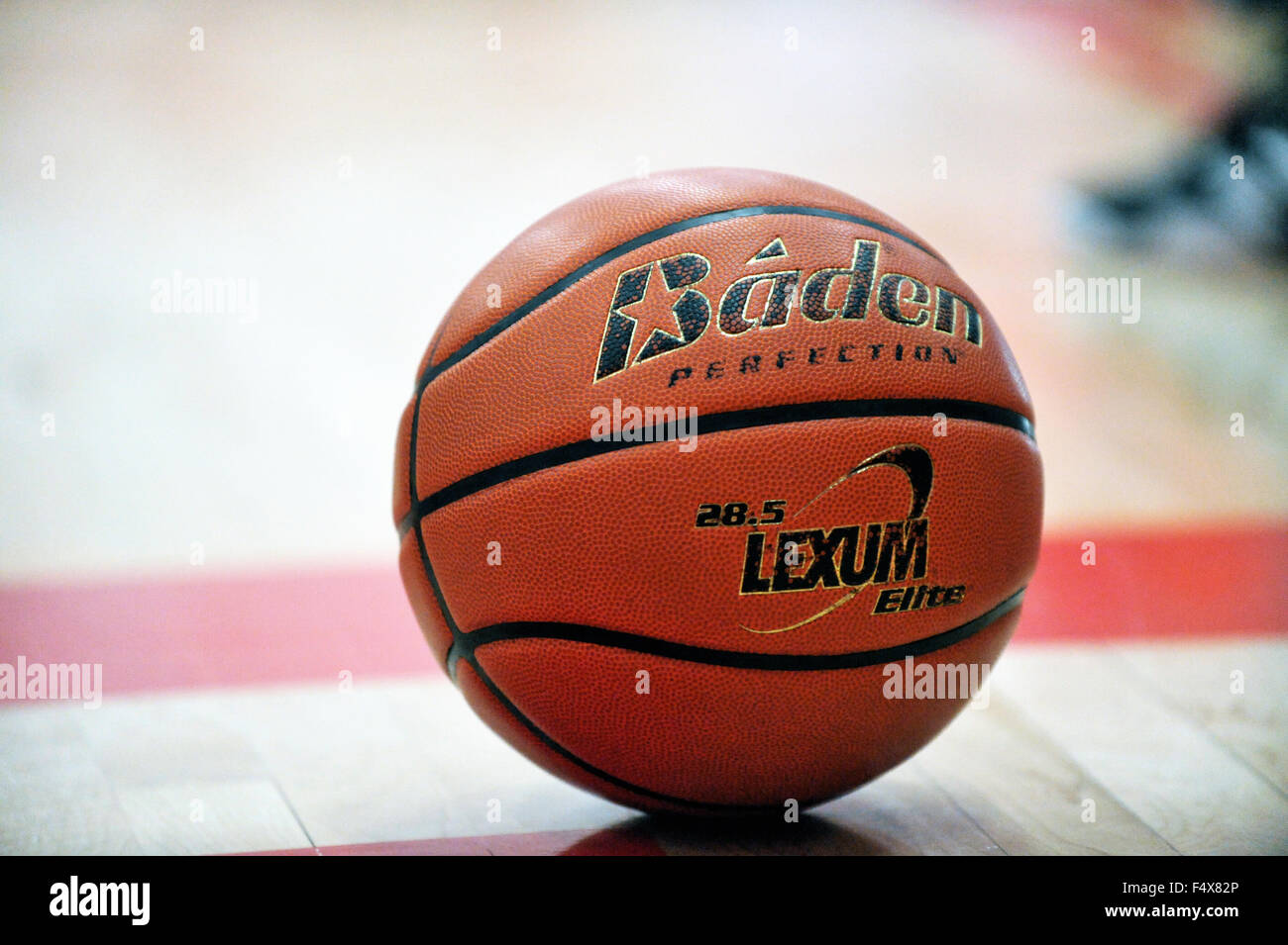 Una palla da basket usato tipicamente in high school contest si siede sul lato corte in attesa di avvio di un gioco. Stati Uniti d'America. Foto Stock