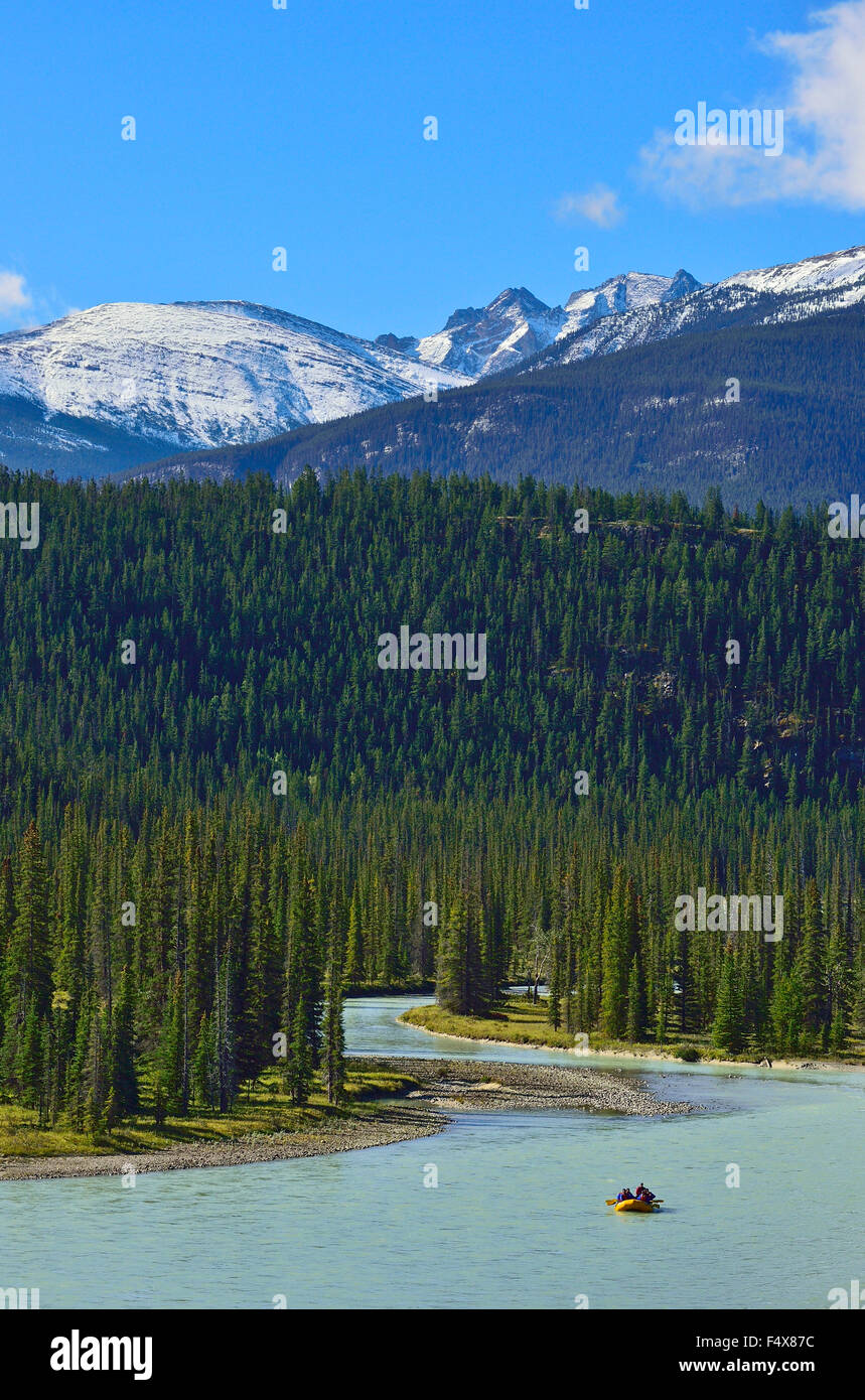 Un'immagine verticale di una zattera di colore giallo sul ghiacciaio alimentato acque del fiume Athabasca nel Parco Nazionale di Jasper, Alberta Canada. Foto Stock