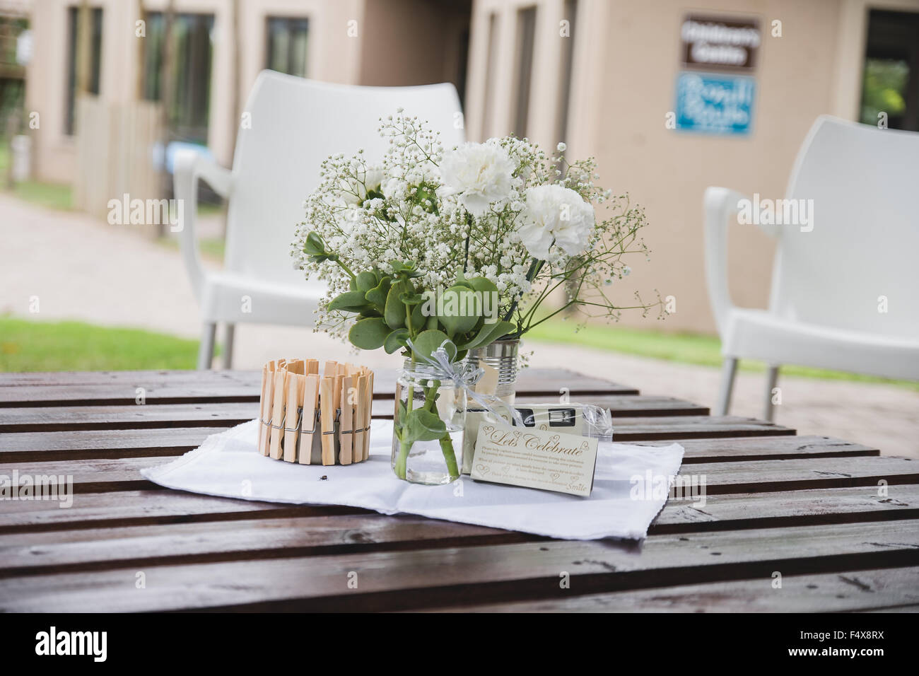 Mazzo di fiori sul tavolo Foto Stock