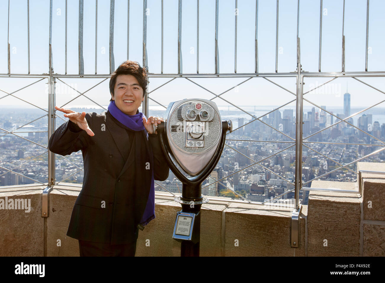 New York, Stati Uniti d'America. 23 Ott, 2015. Pianista cinese Lang Lang in posa per una foto sul ponte dell'osservatorio dell'Empire State Building dopo che le Nazioni Unite campagna blu cerimonia di illuminazione in New York, Ottobre 23, 2015. Dall'Opera House di Sydney in Australia per le Grandi Piramidi di Giza in Egitto, più di 200 del mondo più i punti di riferimento iconici sarà accesa Nazioni Unite in blu quando il sole tramonta su 24 Ottobre per contrassegnare il settantesimo compleanno dell'organizzazione globale. Credito: Li Muzi/Xinhua/Alamy Live News Foto Stock