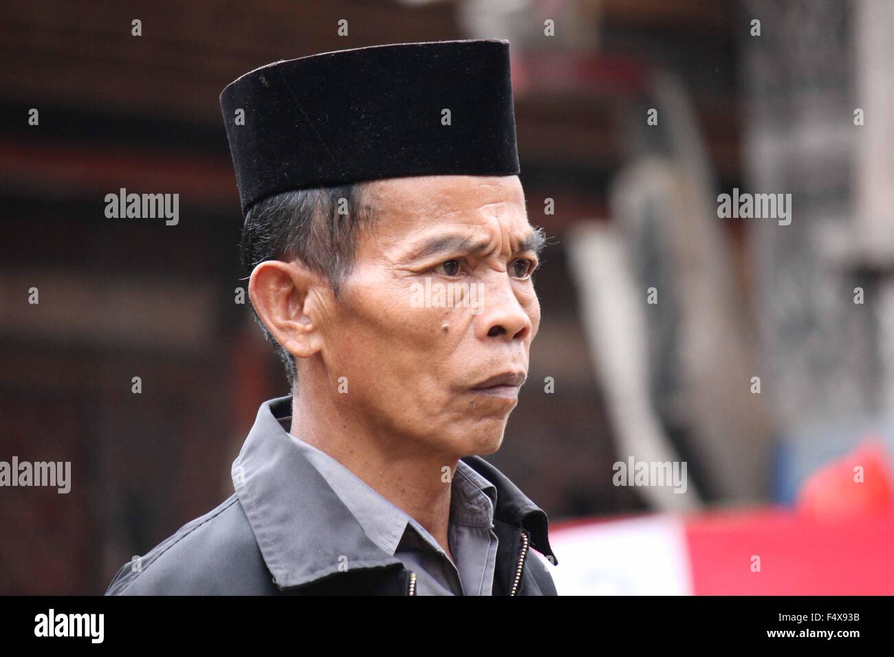 TANA TORAJA, Indonesia - 3 Luglio 2012: Ritratto di un uomo Torajan, tradizionalmente condita per un funerale Foto Stock