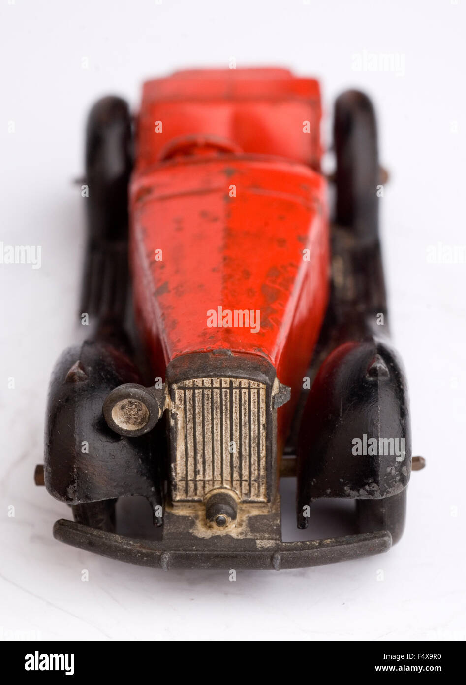 In vecchio stile dinky auto rossa, giocattolo rotto Foto Stock