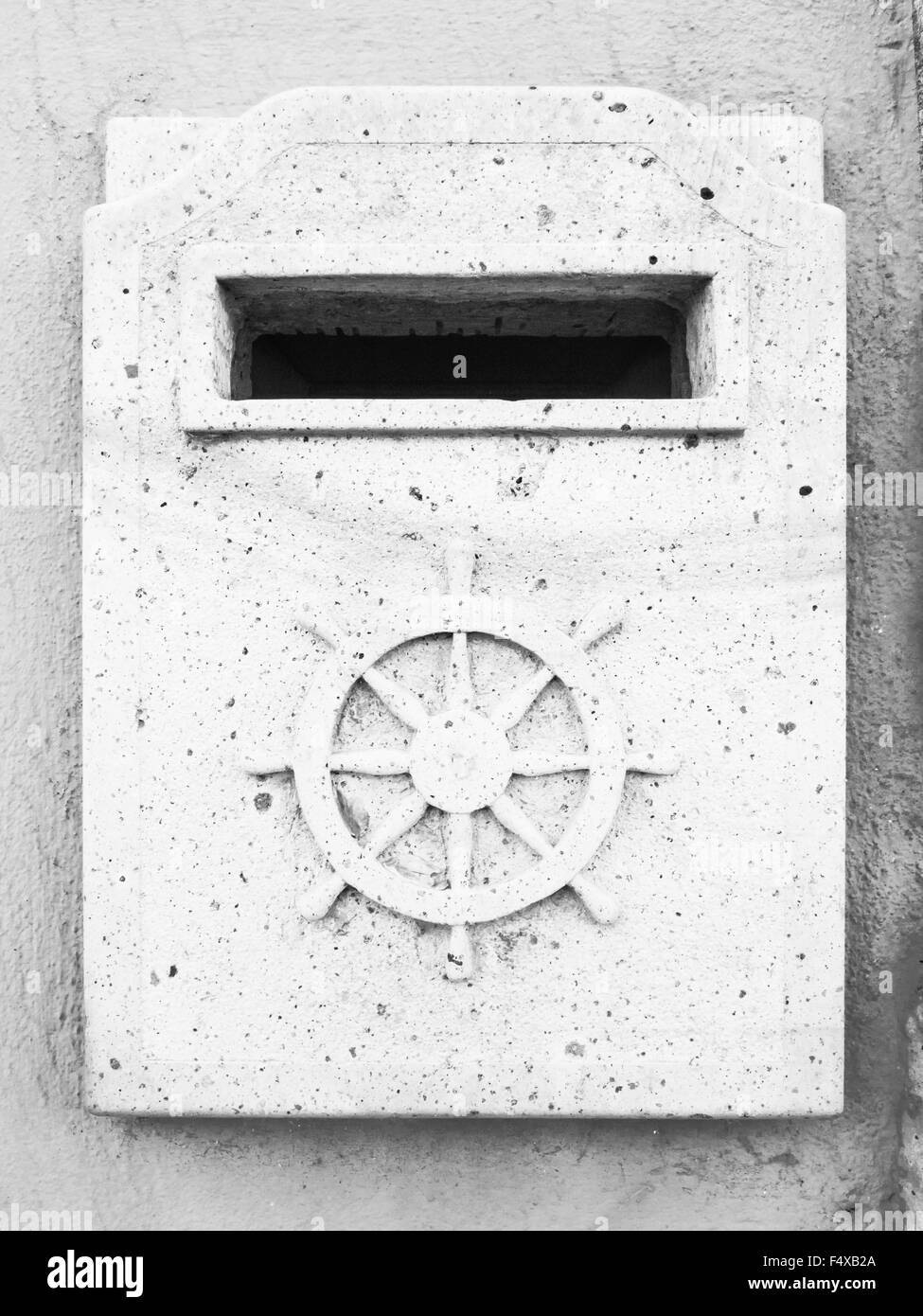 Cassetta postale timone di granito. letterbox di pietra con il timone. Porta post. Foto Stock