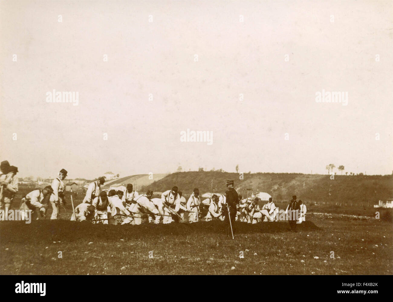 Un plotone di soldati francesi lo scavo di una trincea Foto Stock