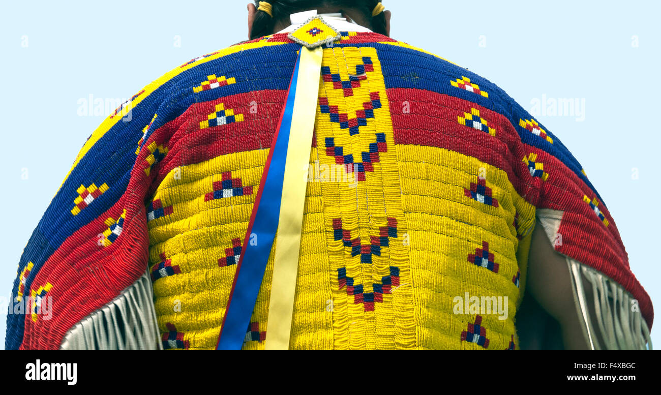 Close-up di intricati cordone sul ballerino costume di PowWow indiano, Browning, Montana. Foto Stock