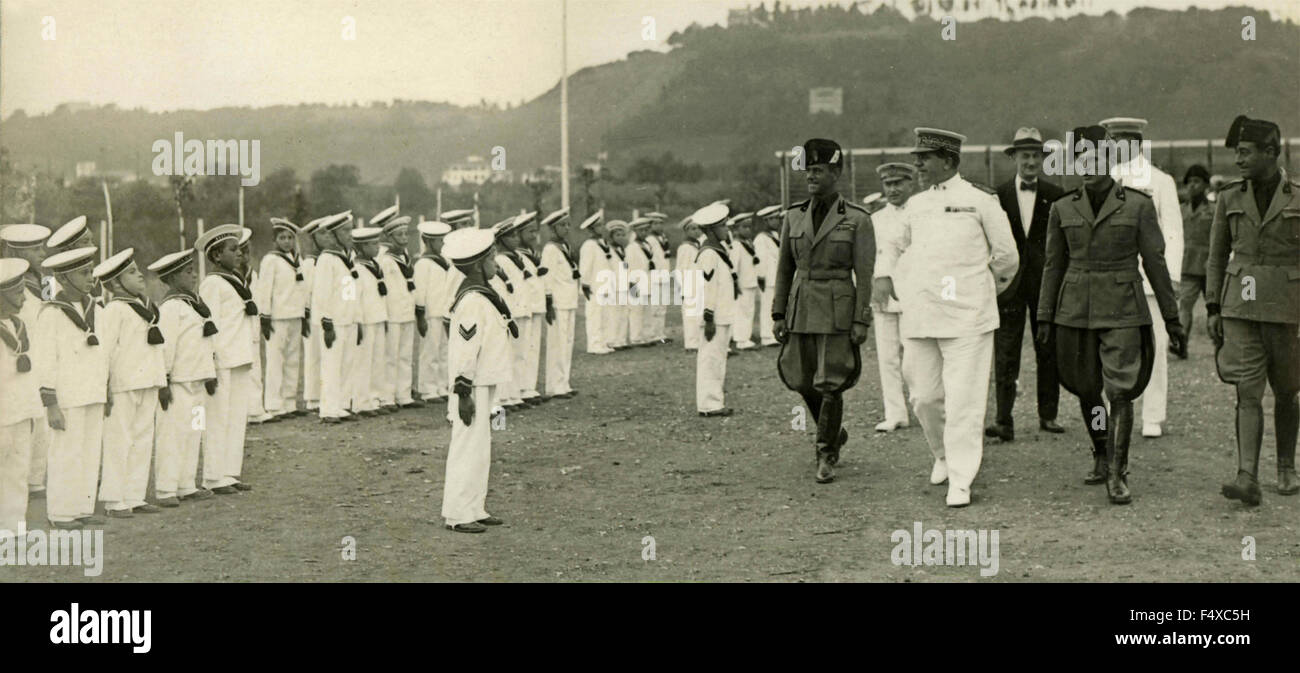 Autorità fasciste andare attraverso i giovani velisti al Marine Legion Caio Duilio, Roma, Italia Foto Stock