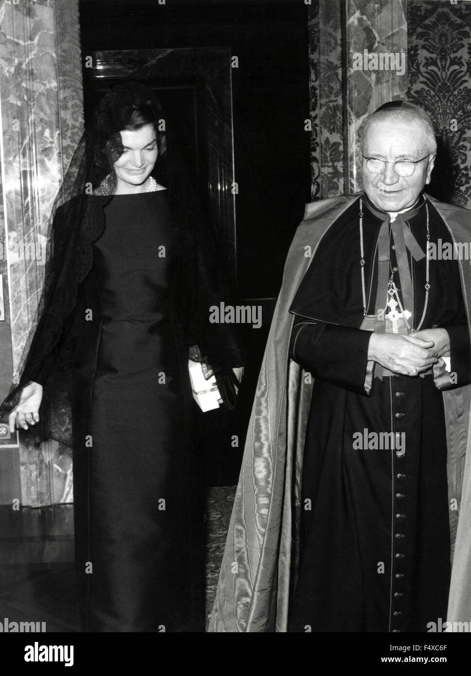 La sig.ra Jacqueline Kennedy con il Segretario di Stato Vaticano Sua Eminenza il Cardinale Amleto Cicognani dopo l udienza papale, Roma, Italia Foto Stock