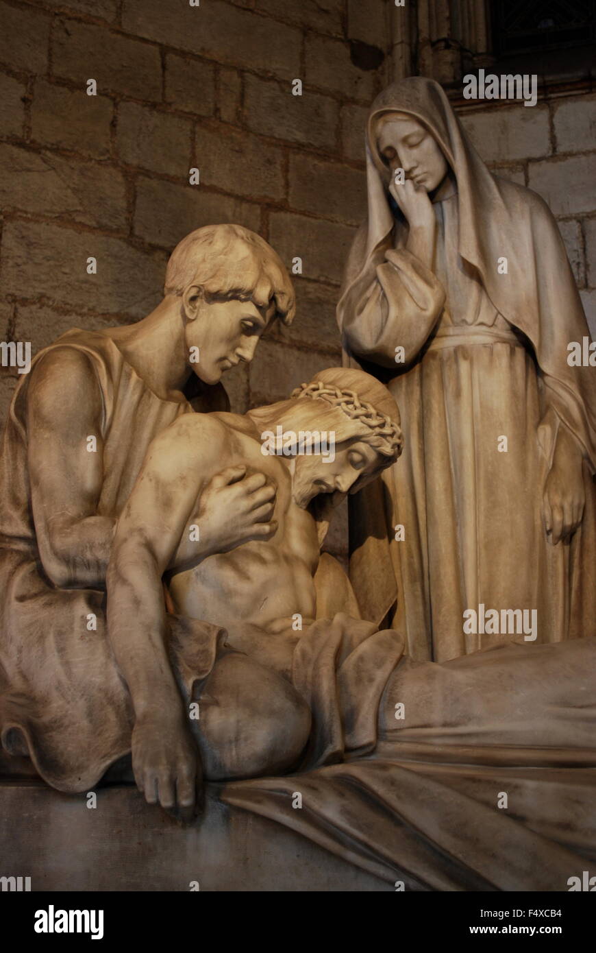 Statua di Gesù Cristo dopo la crocifissione all'interno della cattedrale di Barcellona. Spagna Foto Stock