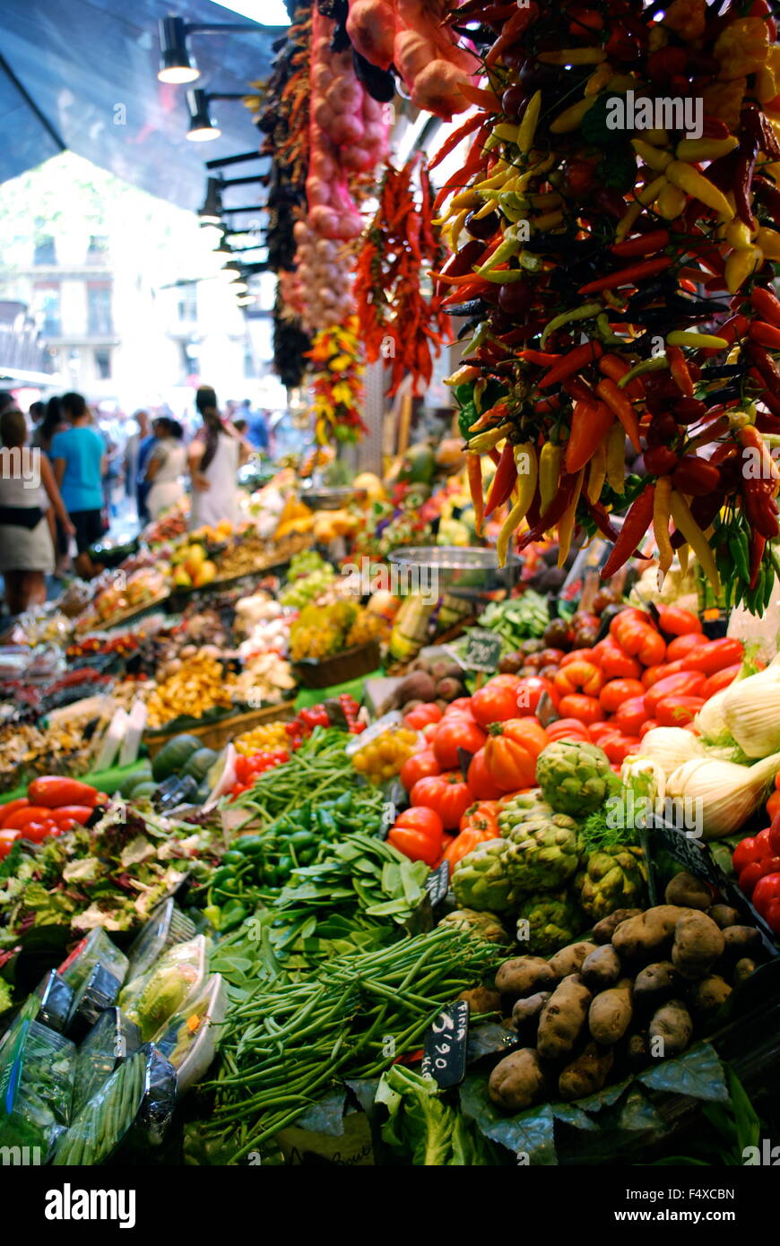 Frutta e verdura fresca al mercato La Boqueria, Las Ramblas, Barcelona, Catalogna, Spagna, Europa Foto Stock