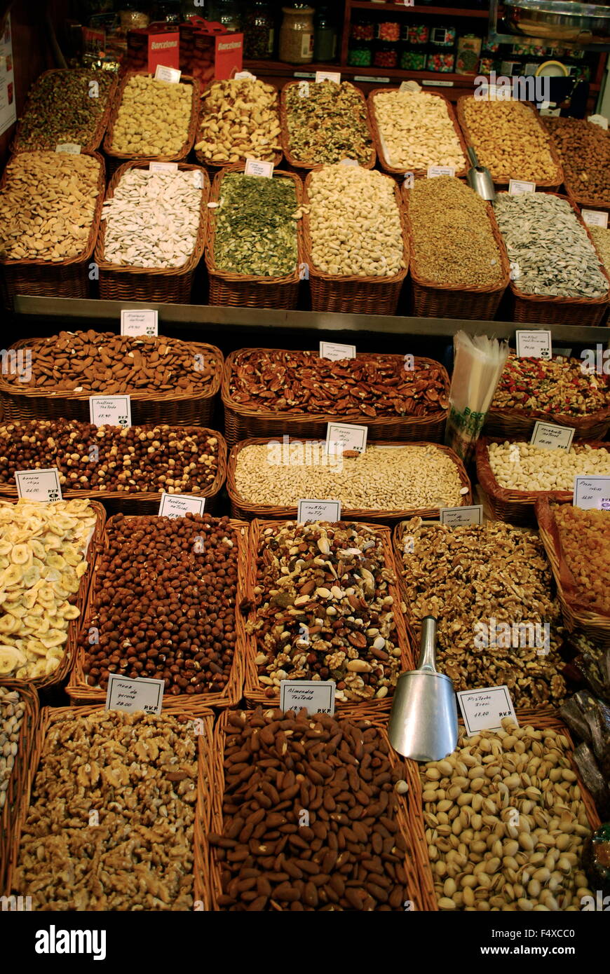 Frutta e verdura fresca al mercato La Boqueria, Las Ramblas, Barcelona, Catalogna, Spagna, Europa Foto Stock