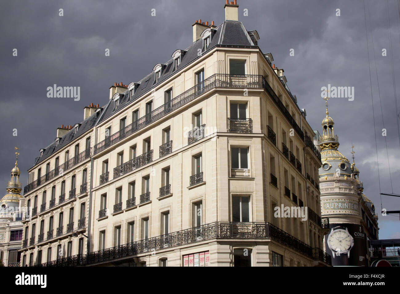 Xix c. Secondo l'architettura imperiale nel quartiere Opera di Parigi, con Au Printemps department store in background. Foto Stock