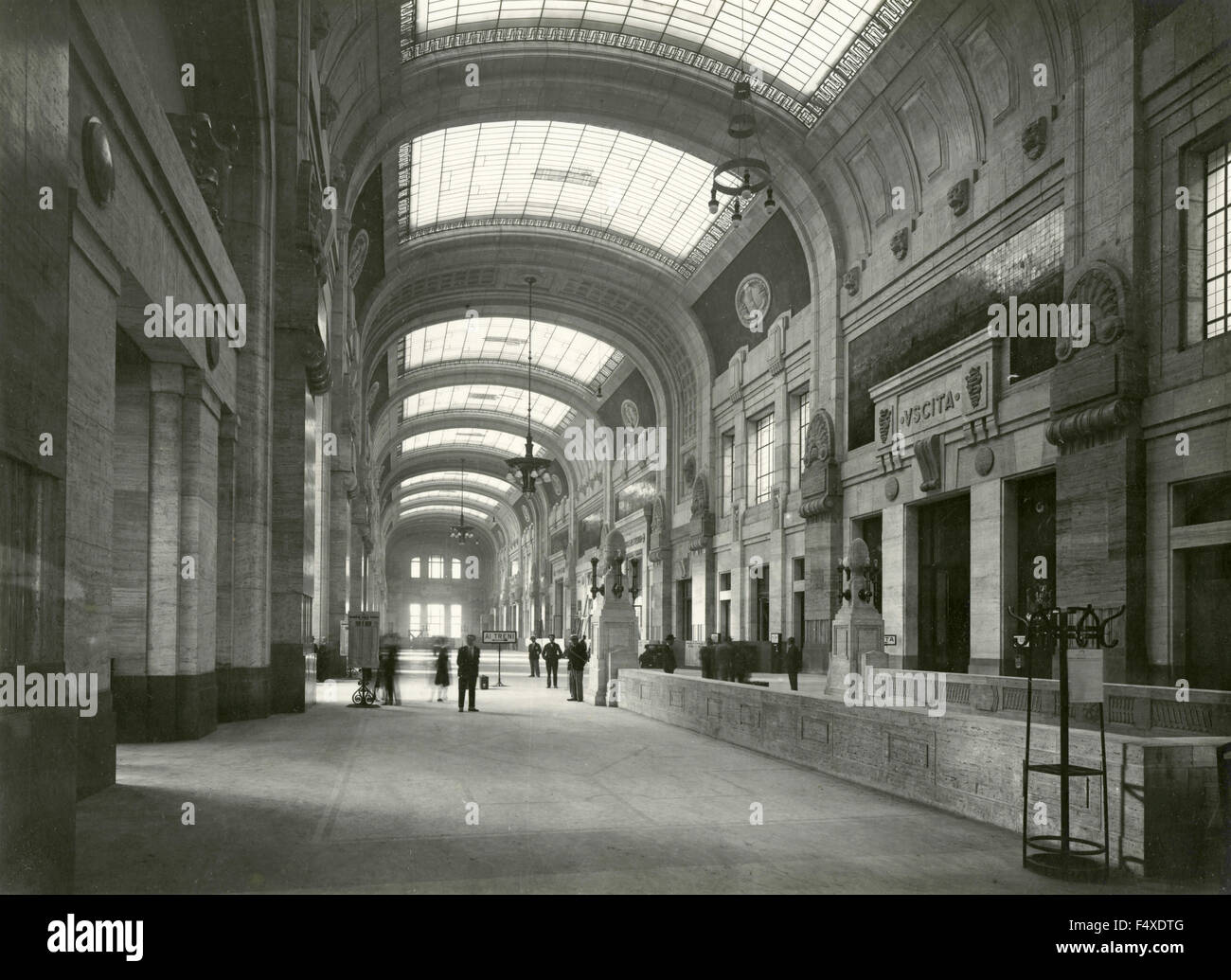 L'interno della stazione centrale di Milano, Italia Foto Stock