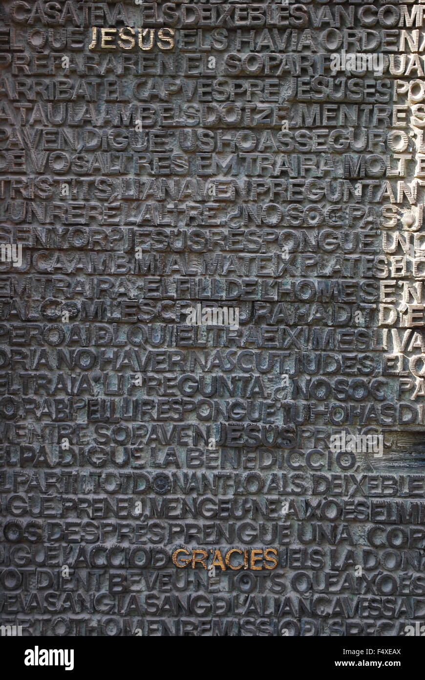 In bronzo della porta principale della Sagrada Familia, la cattedrale progettata da Gaudì. Dettagli architettonici raffiguranti le parole in rilievo. Foto Stock