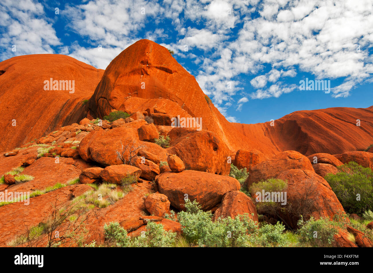 Grosso masso sul lato meridionale di Uluru. Foto Stock