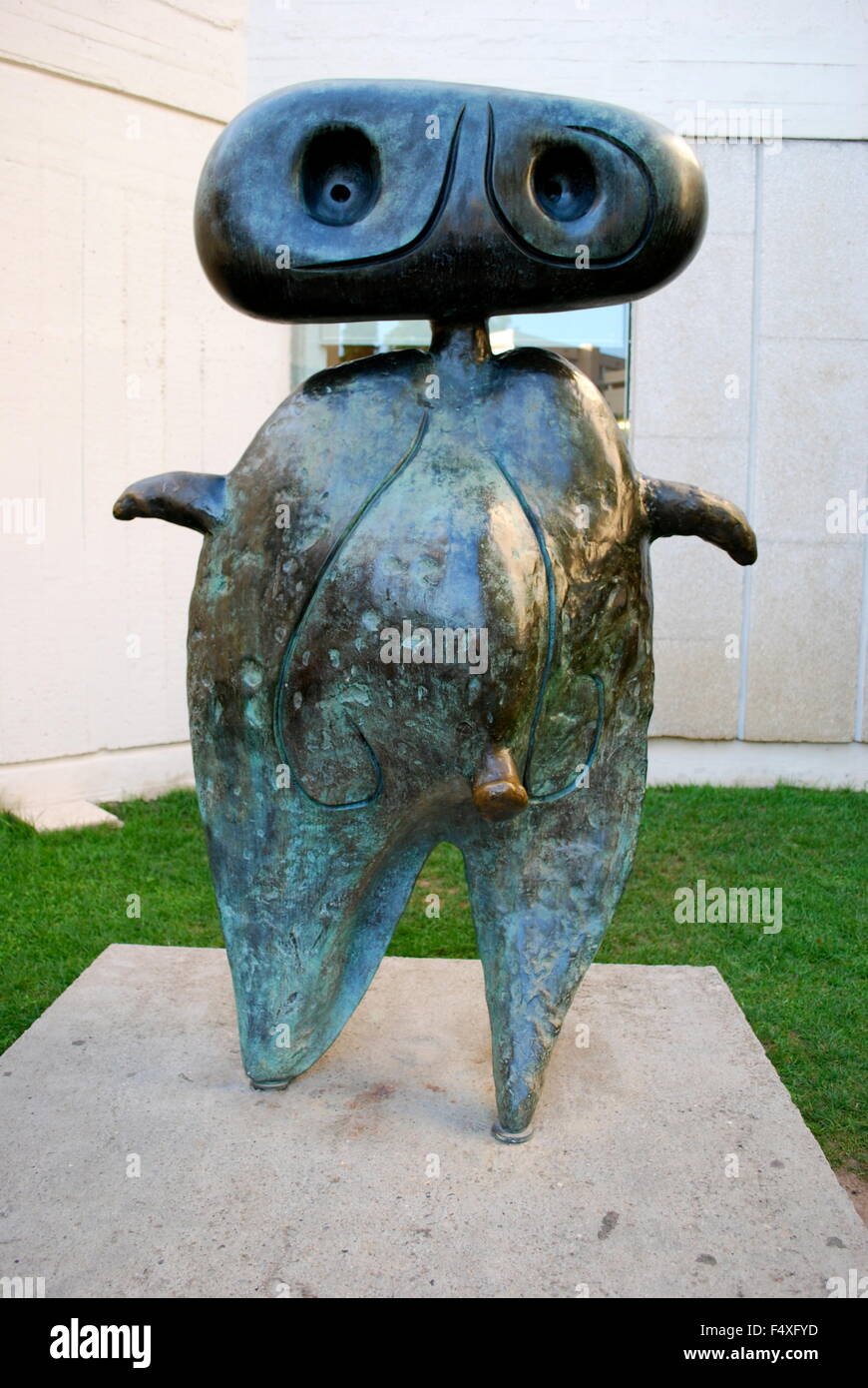 Joan Miro statua Personnage (Personaggio) presso il Museo e la Fondazione Joan Miró di Barcellona. Vista frontale. Foto Stock