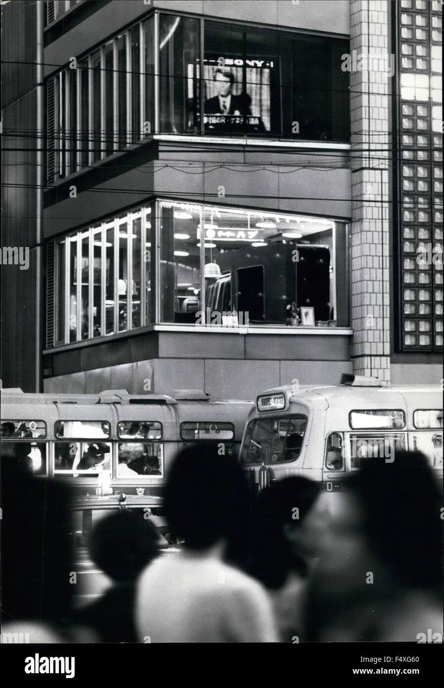 1968 - Tokyo's King-Size Set Tv Color: un enorme televisore a colori con un 100 pollici (2,5 metri) è la schermata che mostra i programmi per il pubblico dal terzo piano dell'edificio di Sony a Sukiyabashi, Tokyo. Il gruppo che ha preso la società due anni per costruire è creduto per essere il più grande del mondo. Un totale di 78.000 lampadine elettriche di rosso, blu e verde sono i colori utilizzati nella serie invece del solito tubo. Un calcolatore elettronico alimenta le lampadine con impulsi elettrici ricevuti da un'antenna. La versione di prova di costo di fabbricazione su &pound;10,000 (7,777). Il televisore mostra da 6-30 a 9-30 pm quotidianamente. Mostra fotografica Foto Stock