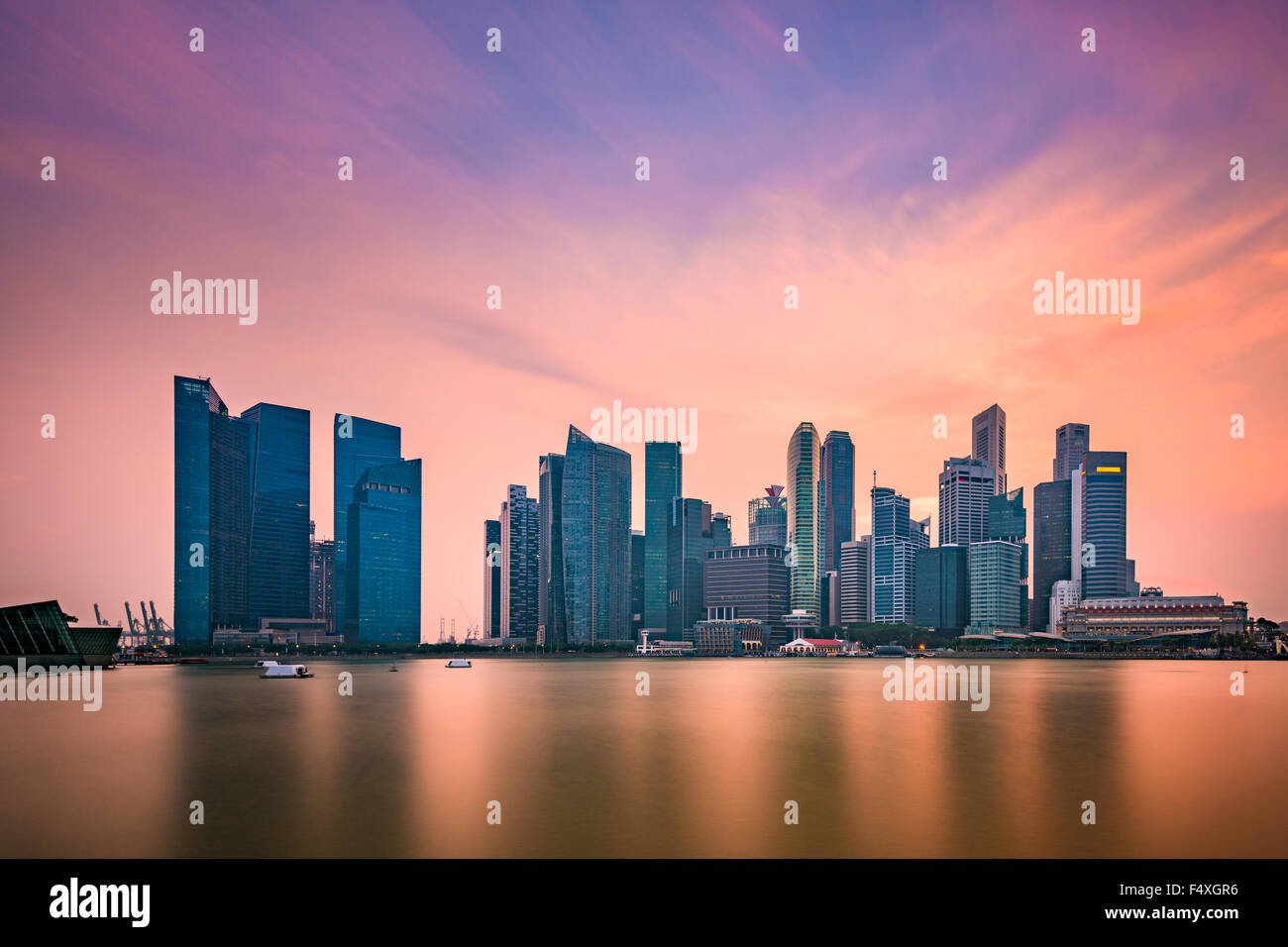 Lo skyline di Singapore presso il Marina Bay. Foto Stock