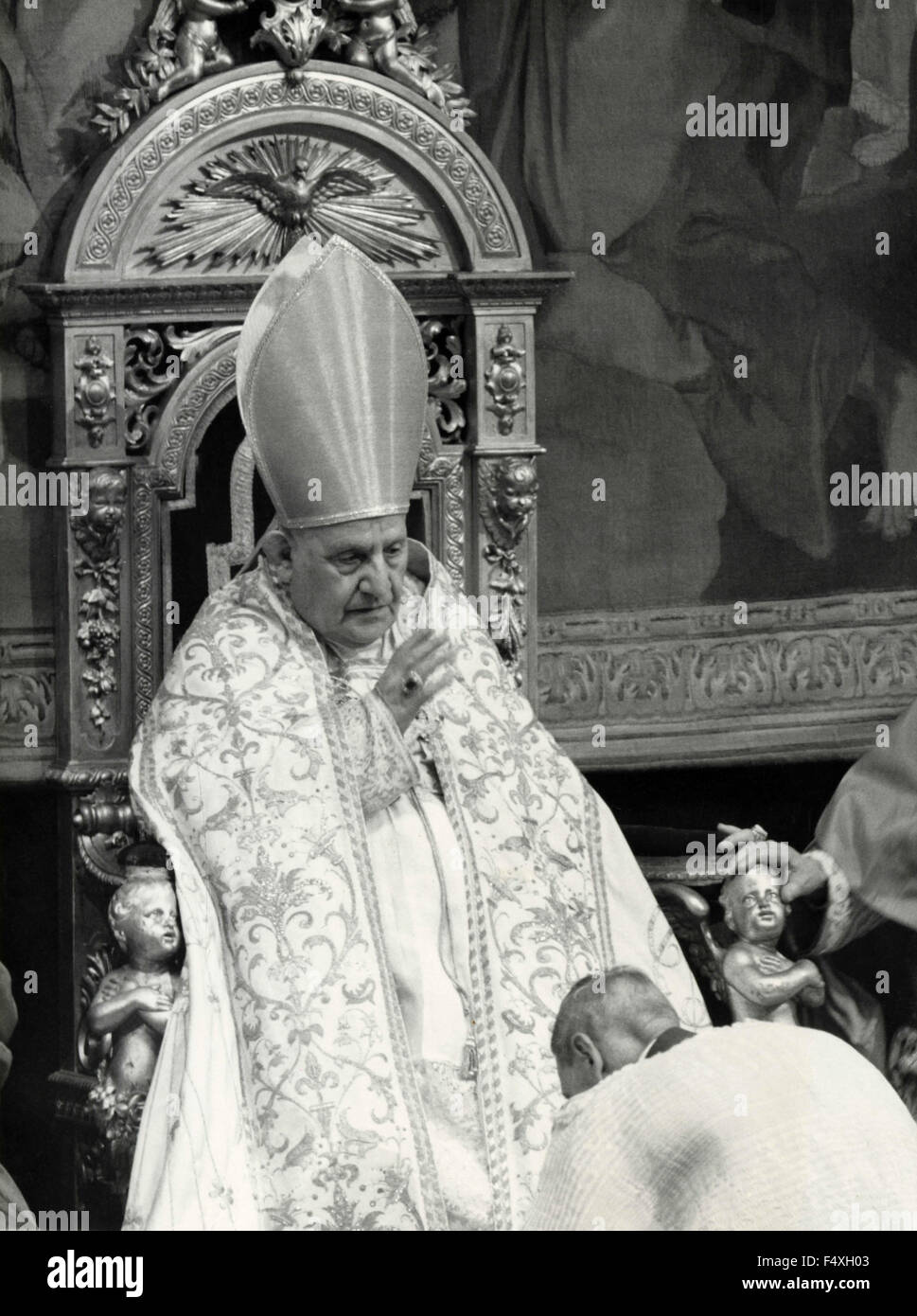 Papa Giovanni XXIII come egli benedice un fedele, Italia Foto Stock