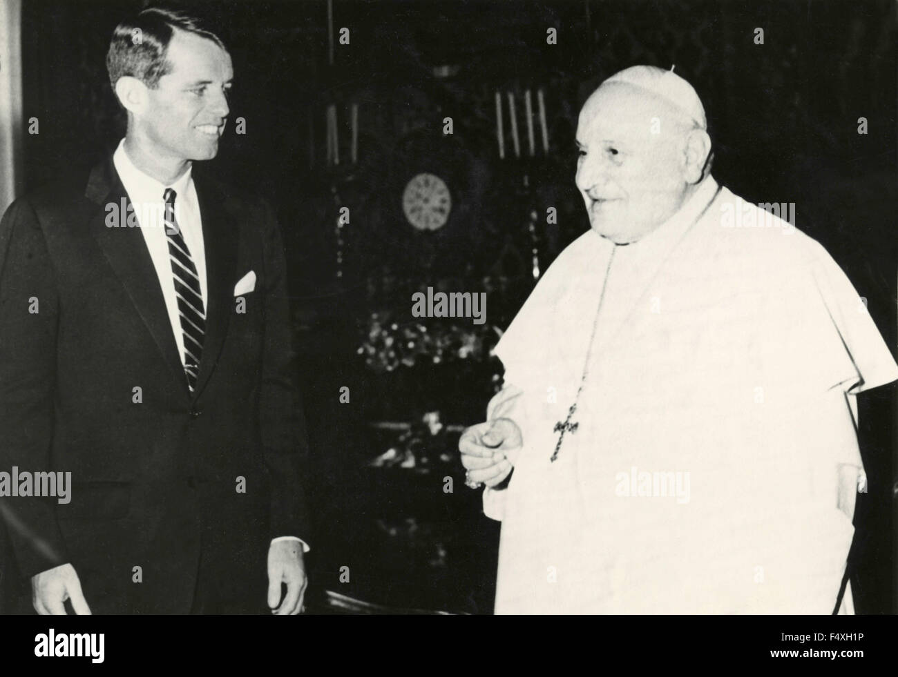 Gli Stati Uniti Avvocato Robert Kennedy, fratello di U.S. Presidente, in conversazione con il Papa Giovanni XXIII nello studio del Papa, Roma, Italia Foto Stock