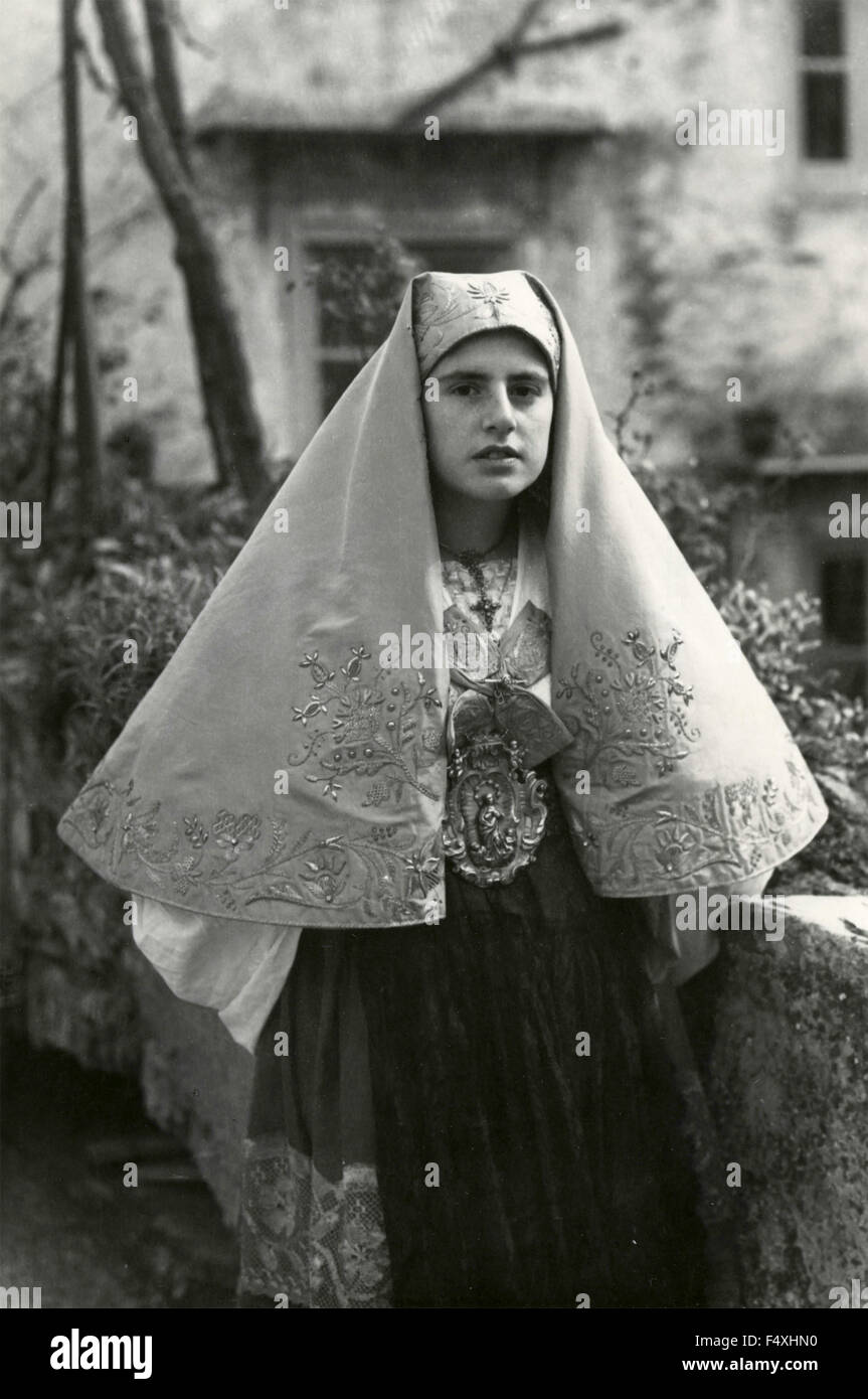 Una donna che indossa un tradizionale costume albanese, Piana degli Albanesi,  Sicilia, Italia Foto stock - Alamy