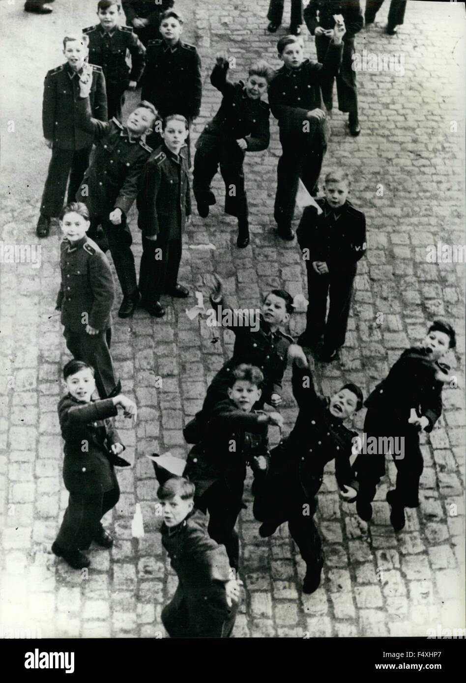 1954 - Oriente Esercito Tedesco Cadetti a tempo di giorno. Come i ragazzi di tutto il mondo, quando i giovani come divertimento con carta freccette. Il ragazzo con ''V.D.'' sulla sua fascia da braccio è un monitor che controlli sulla disciplina dei suoi compagni, e non è in grado di unirsi a loro nella riproduzione. © Keystone Pictures USA/ZUMAPRESS.com/Alamy Live News Foto Stock