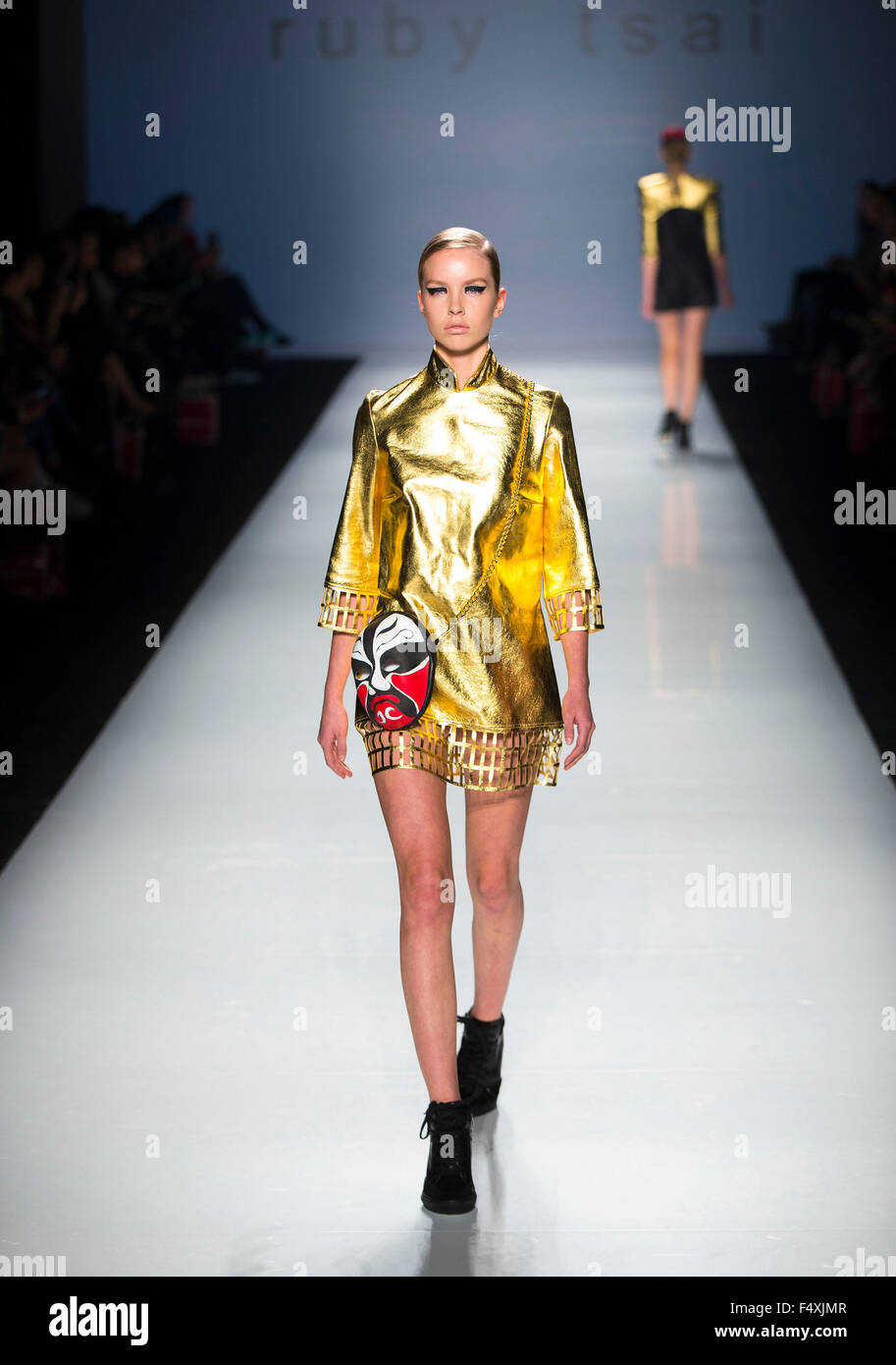 Toronto, Canada. 23 Ott, 2015. Un modello mostra una creazione dai cinesi taiwanesi Rubino studente Tsai durante il mondo MasterCard Toronto Fashion Week Primavera/Estate 2016 presentando le opere di eccellente studenti di arti di moda da Seneca College, a Toronto, Canada, Ottobre 23, 2015. Credito: Zou Zheng/Xinhua/Alamy Live News Foto Stock